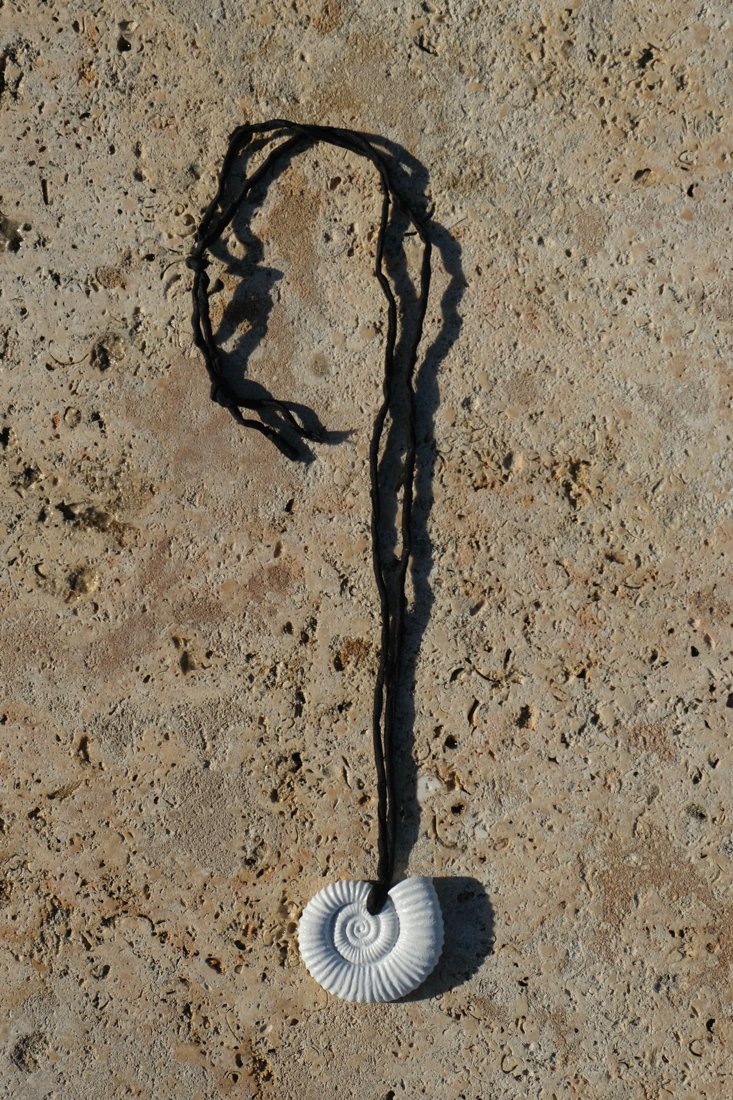 Nautila Pendant Ceramic Necklace In White - Sagu