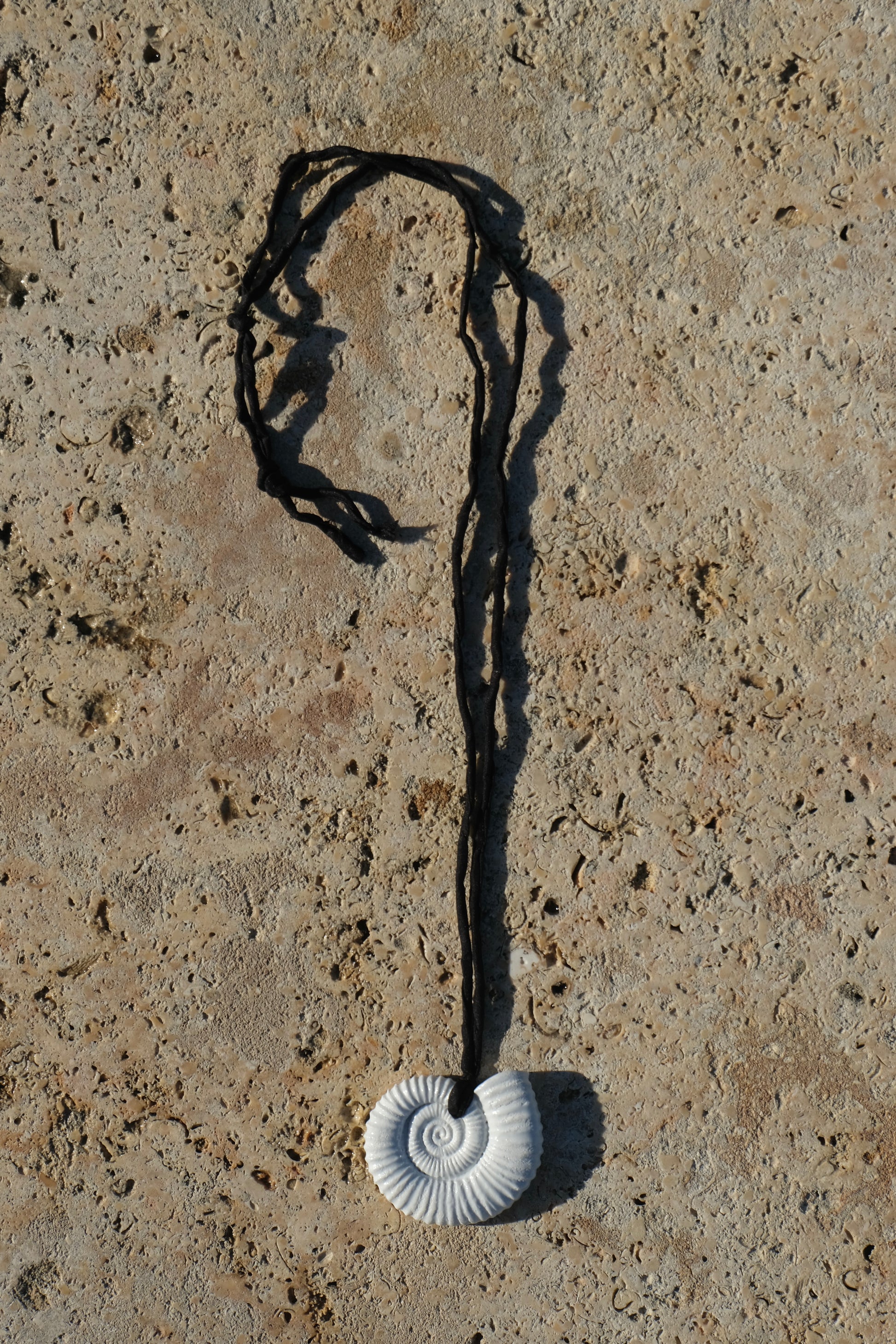 Nautila Pendant Ceramic Necklace In White - Sagu