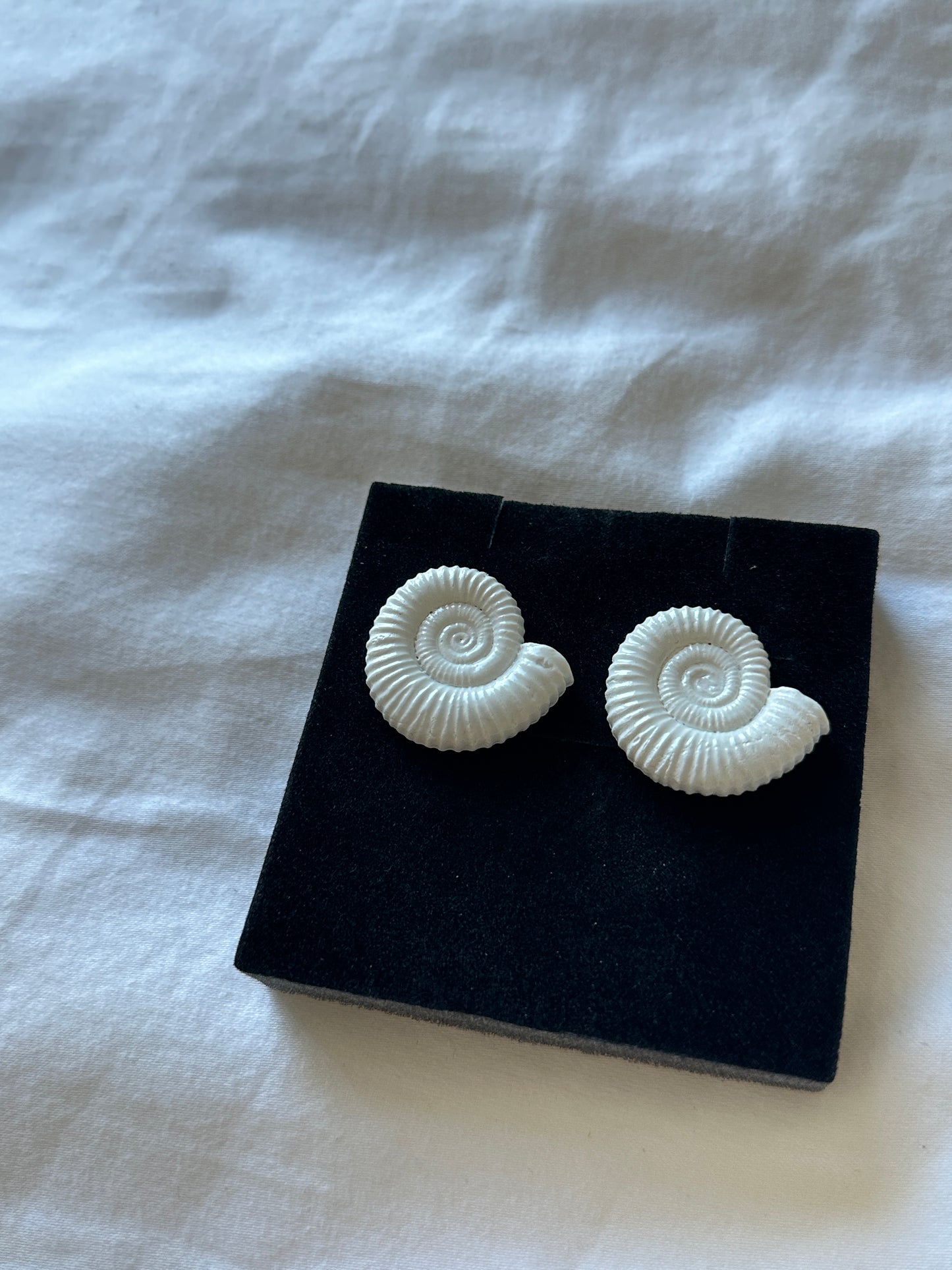 Nautila Porcelain Earrings In White - Sagu