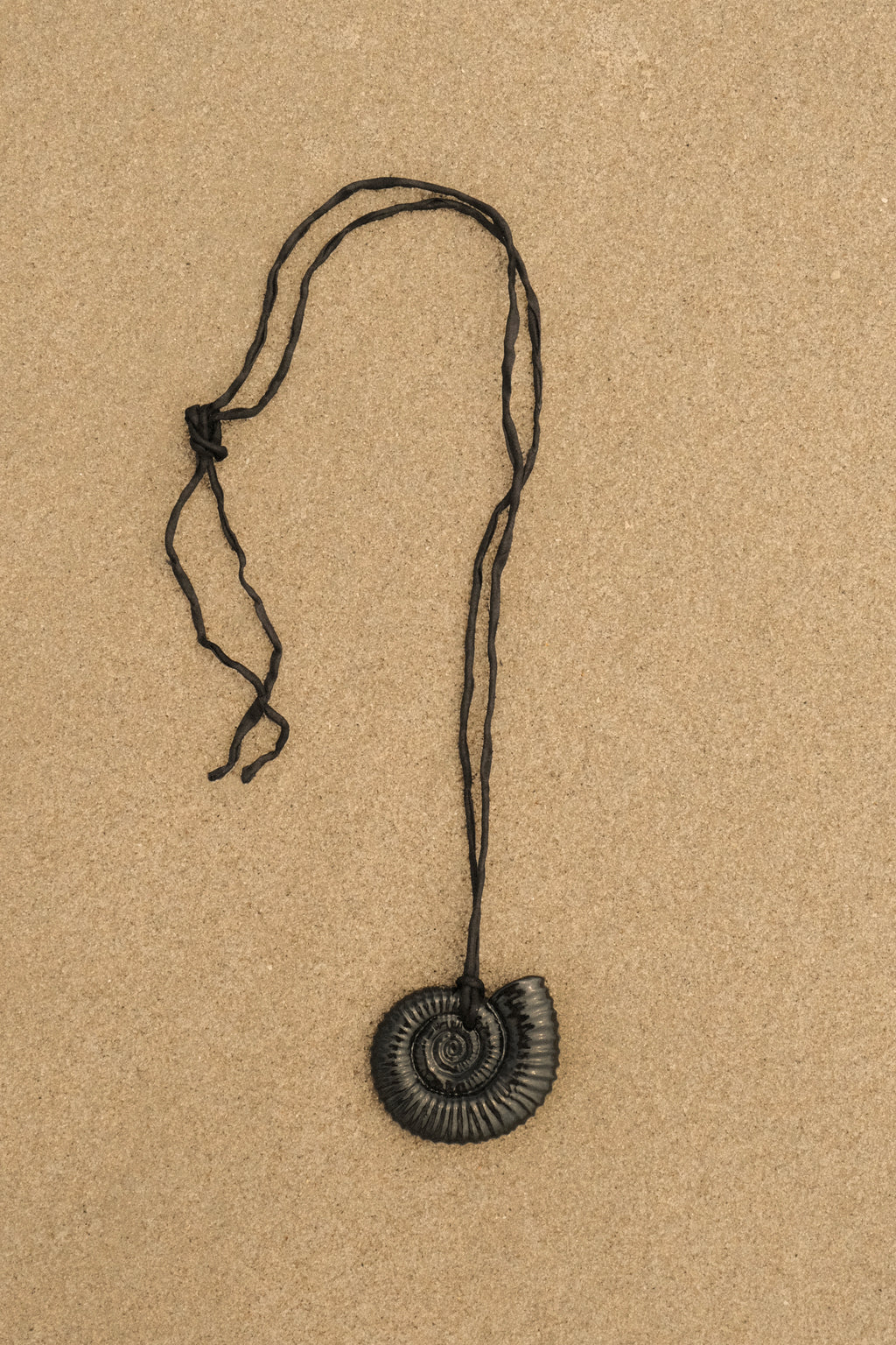 Nautila Ceramic Pendant Necklace In Onyx - Sagu