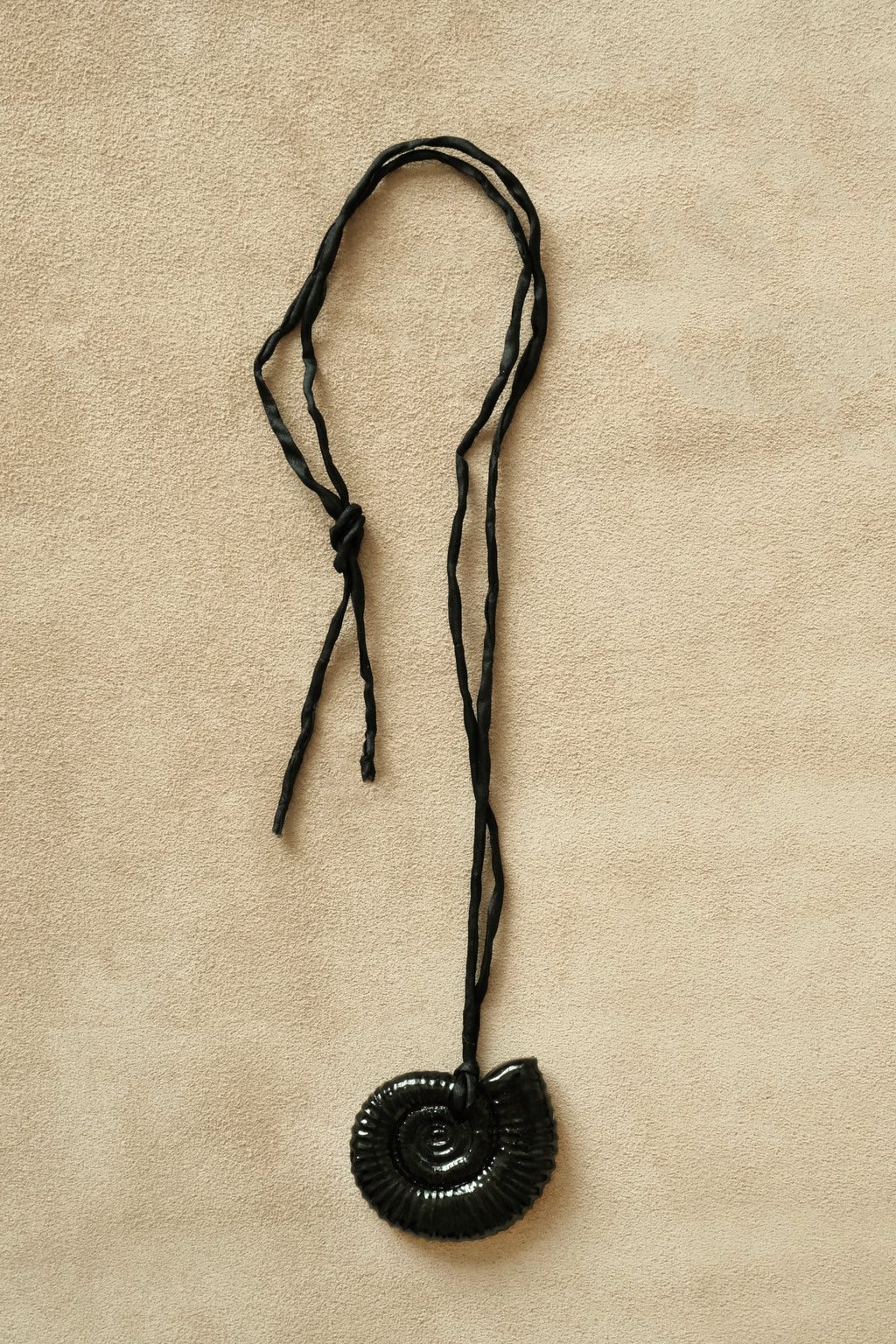 Nautila Ceramic Pendant Necklace In Onyx - Sagu