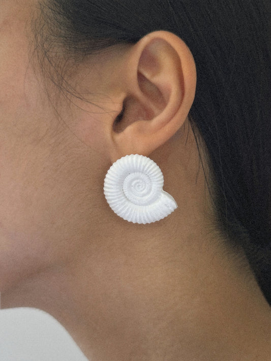 Nautila Porcelain Earrings In White - Sagu
